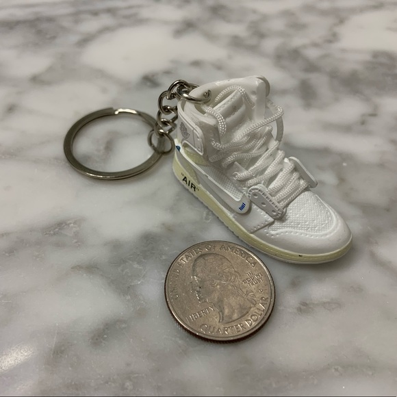 Off-White Air Jordan1 3D keychain 

Comes with mini Air Jordan shoebox - Picture 4 of 4